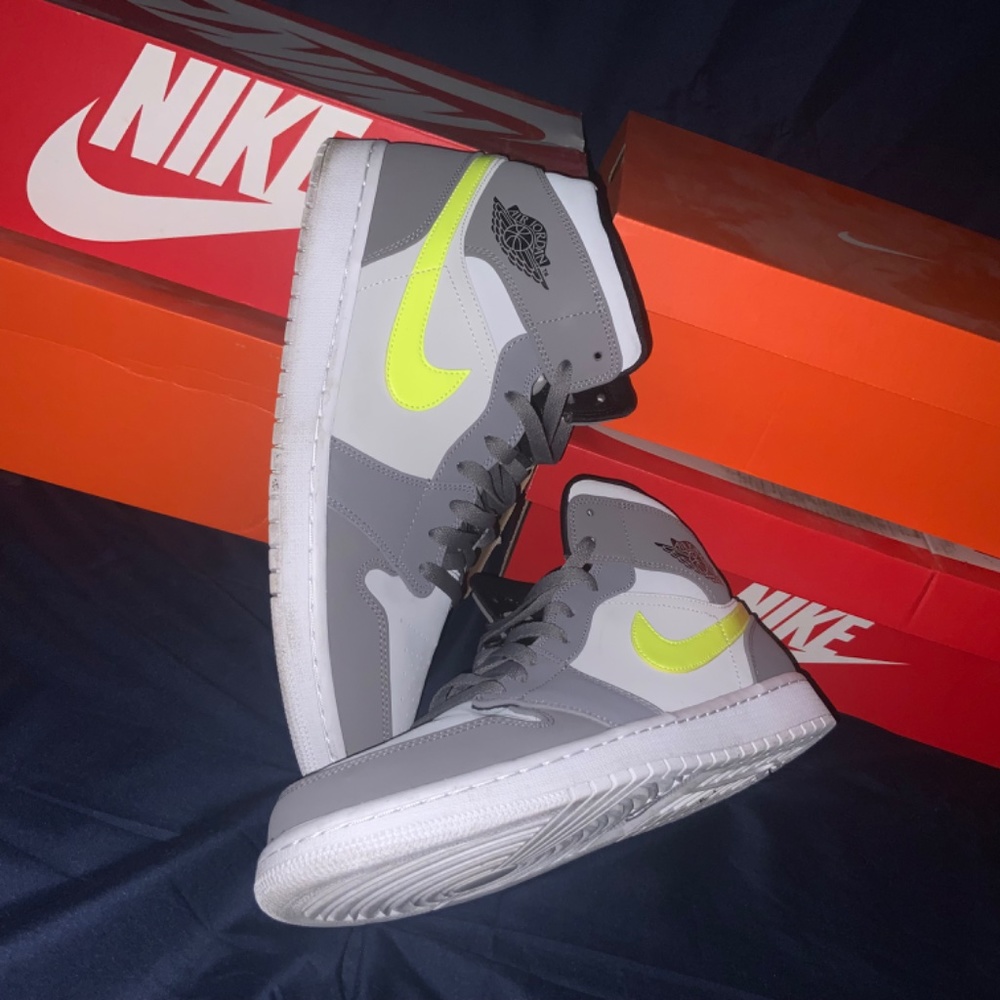 Jordan 1 Mid Gunsmoke Volt Size 12.5 - Picture 3 of 13